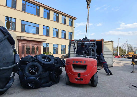 Качество Плавучая структура 2.0*3.5-2.5*4.0m ISO17357 С корабля на корабль 50kpa/80kpa Пневматический резиновый фендер Йокогамы завод
