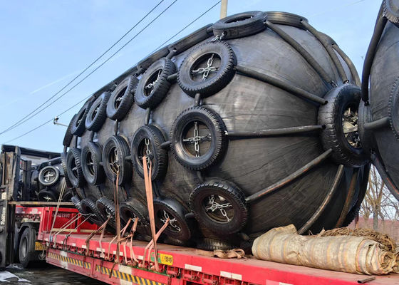 Качество Плавучая структура 2.0*3.5-2.5*4.0m ISO17357 С корабля на корабль 50kpa/80kpa Пневматический резиновый фендер Йокогамы завод